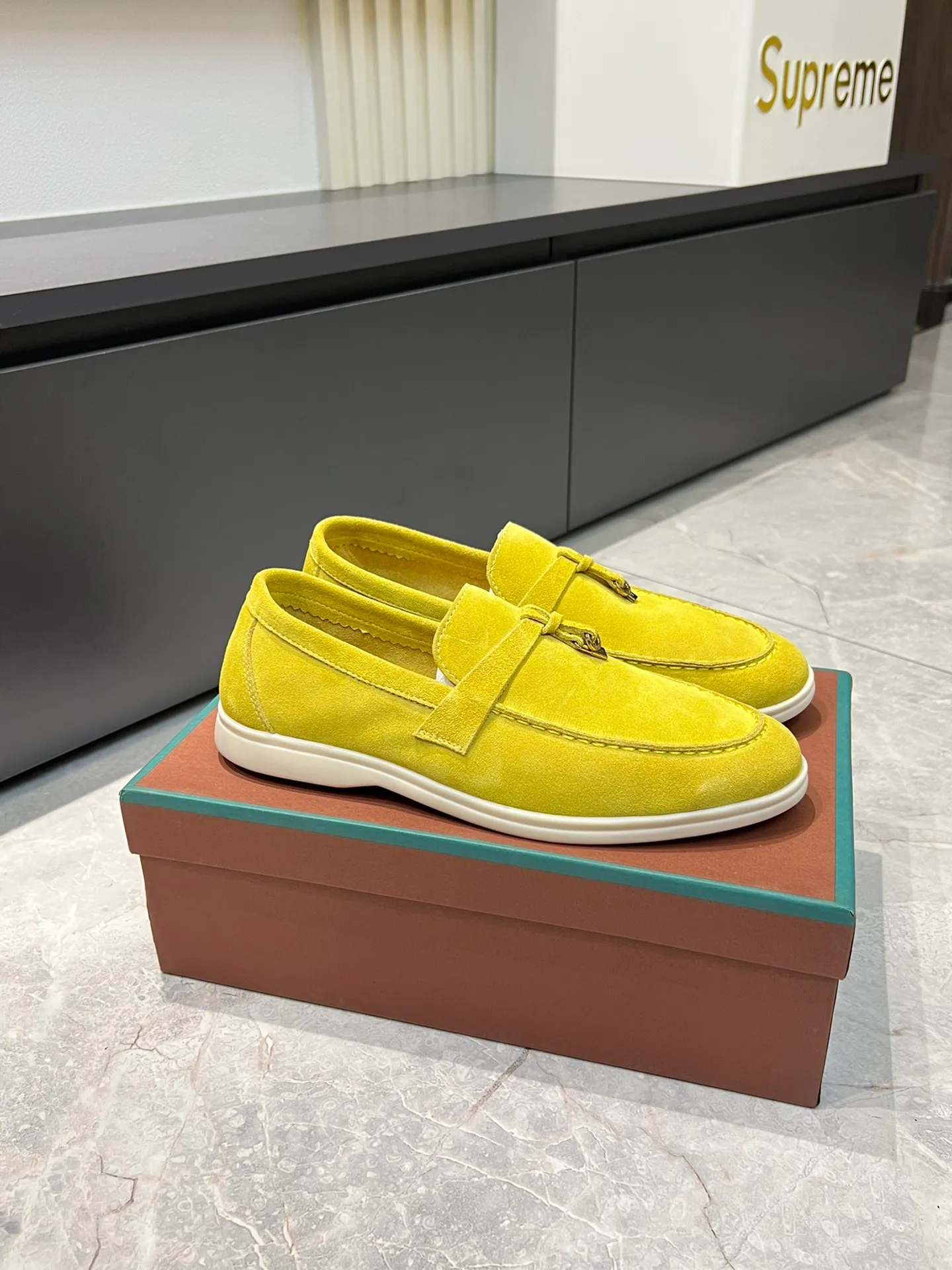 Men's shoes 💰p360 "Loro men's shoes 💰pian'*" Classic L men's shoes for couples 💰p Top version British flat loafers, a must-have item in old money style, the minimalist design is eye-catching and durable, a plus point for dressing The soft foot feel and texture are outstanding. They don’t scratch your feet and are very nice. They are matched with soft and waxy soles. They can be worn daily for a long time without getting tired. They are easy to wear, versatile and classic items, with perfect foot feel and texture! Imported cashmere fabric, the lining is made of imported A-grade water-dyed cow lining, the top version of the genuine leather midsole is sewn with pure handmade mark thread! Size: Female 35-40 (34. Customized) Male 38-44 (45.46. Customized)